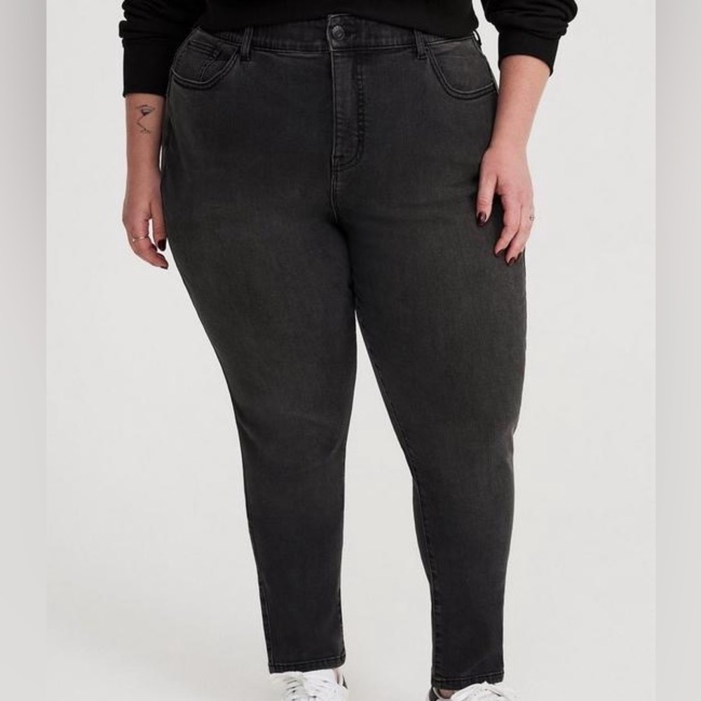 Torrid Calgary Black Bombshell Skinny Premium Stretch Denim Jeans in Size 18T
